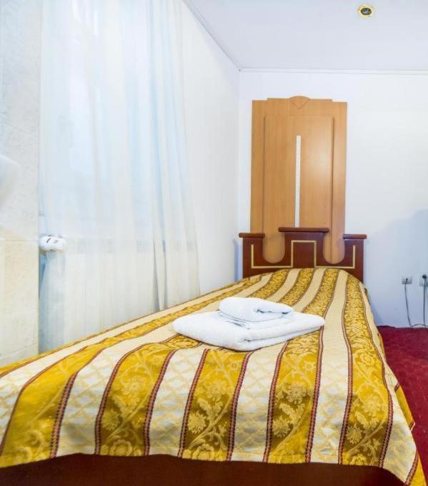Standard Twin Room with Shared Bathroom image 1