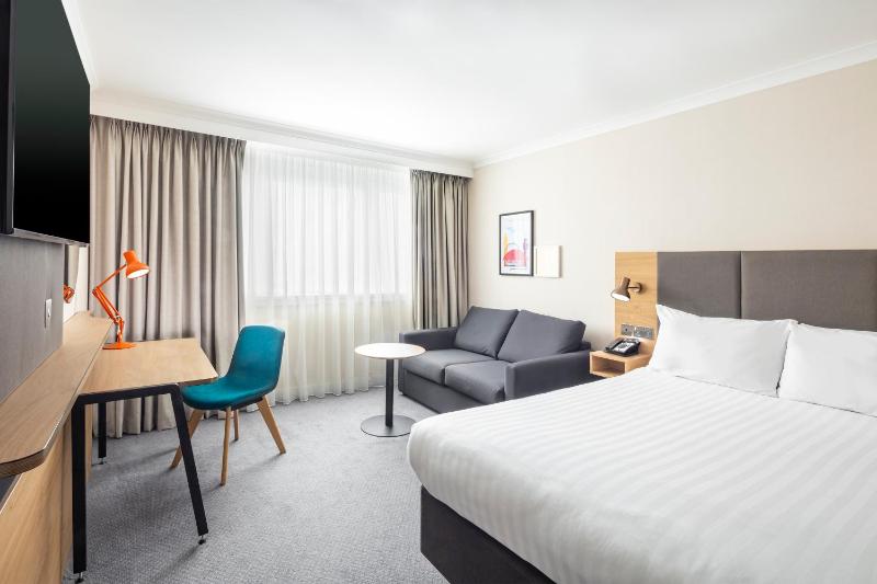 Premium Queen Room with sofa bed image 4