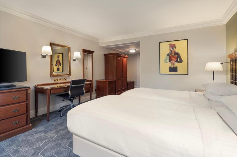 Deluxe Twin Room image 1