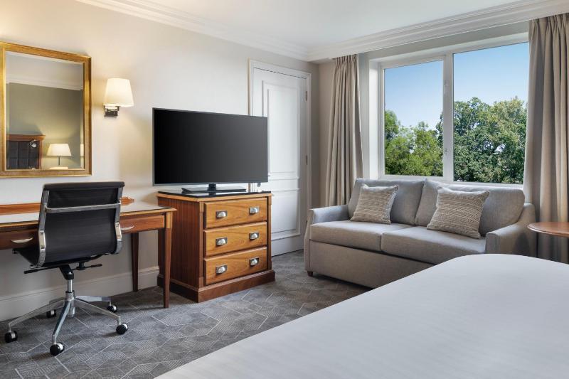 Superior Queen Room with Sofa Bed image 3