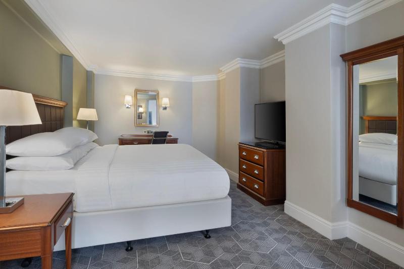 Queen Suite with Sofa Bed image 3