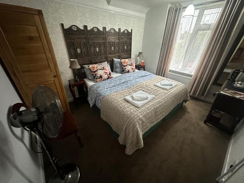 Standard Super King or Twin Room image 4