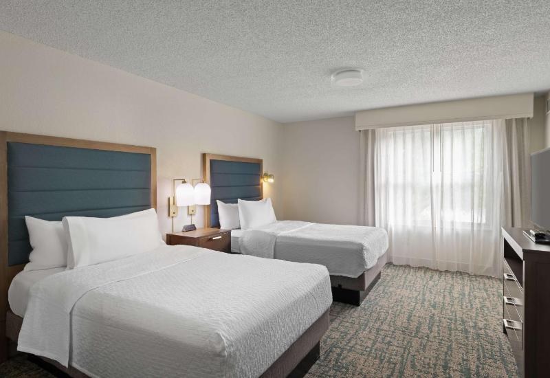 One-Bedroom Queen Suite with Two Queen Beds image 3