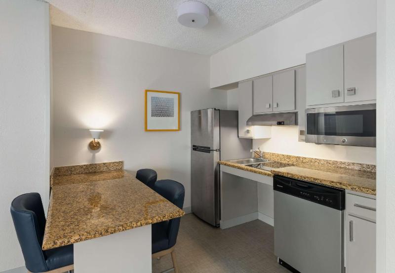 King Suite - Disability Access/Non-Smoking image 4