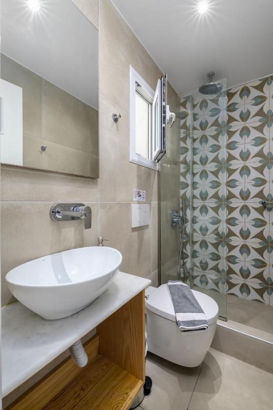 Economy Triple Room image 4