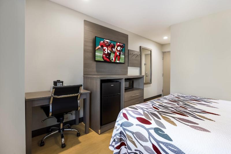 Deluxe Room with One Queen Bed Non-Smoking image 4