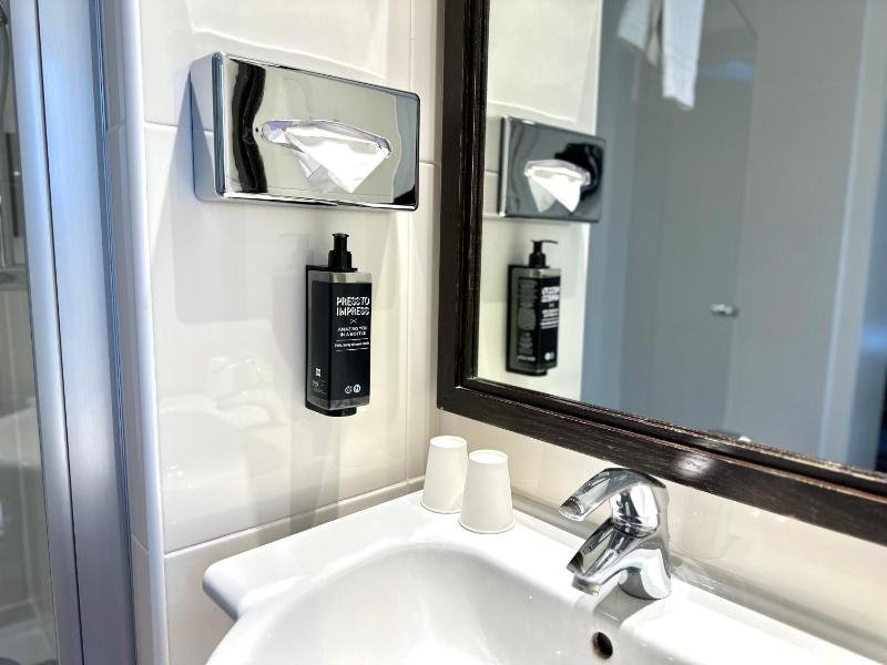 Standard Twin Room image 3