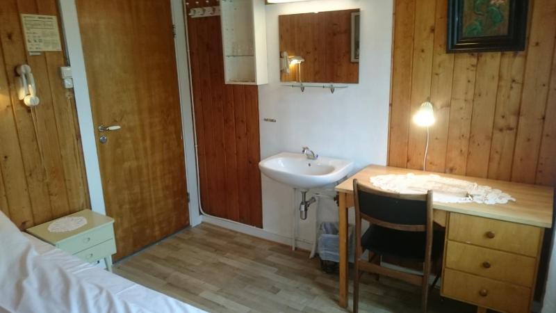 Single Room with Shared Shower and Toilet image 4