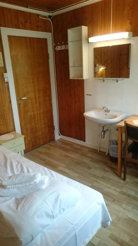Single Room with Shared Shower and Toilet image 3
