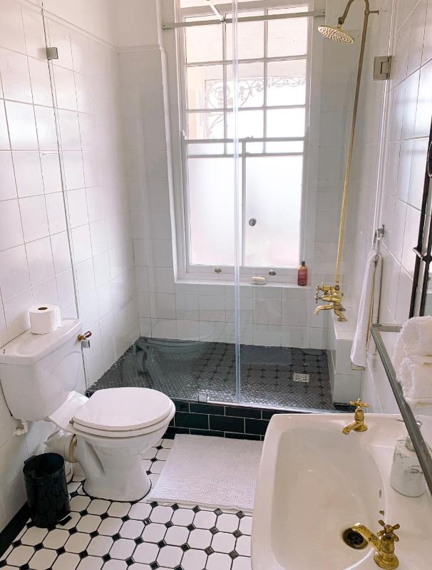 Premium King Room image 3