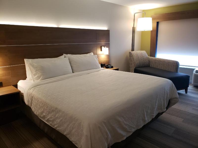 Standard King Room image 4