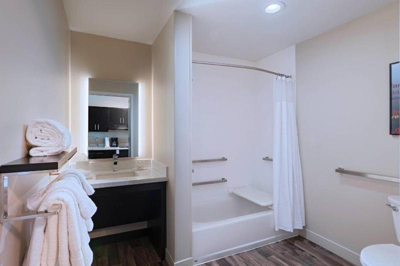One-Bedroom Suite image 4
