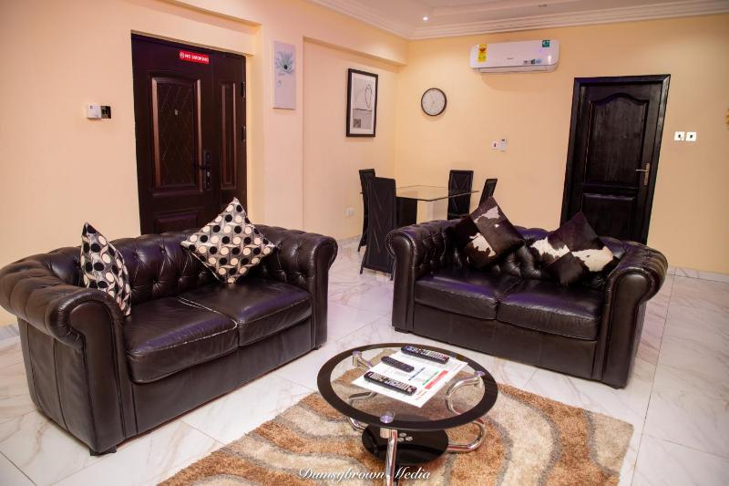 1 Bed Furnished Apt - Wifi Aircon Parking - image 5