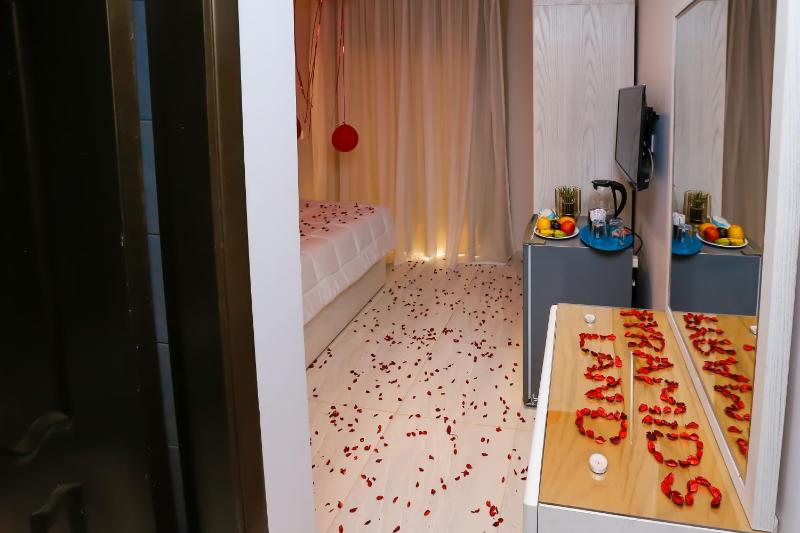 Deluxe Double Room with Balcony image 2