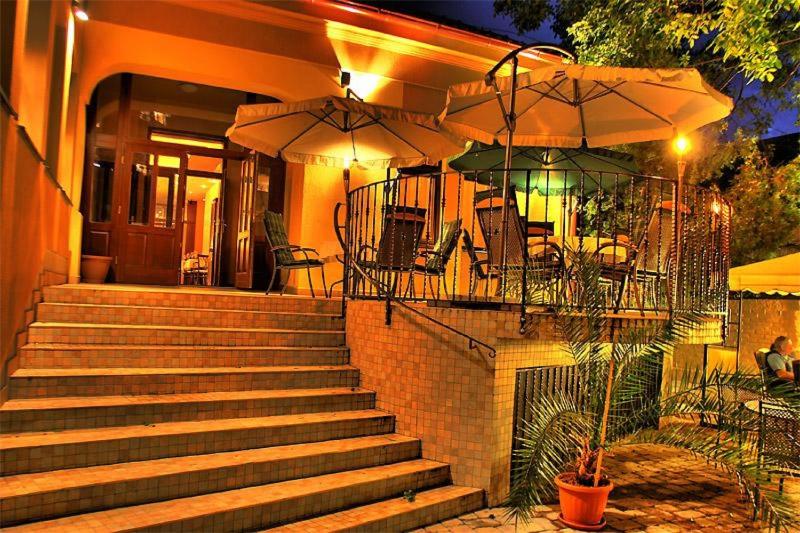 Hotel Rokoko Košice - free parking - image 5