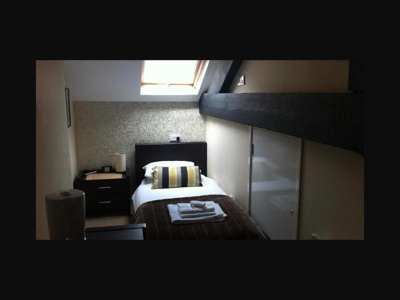 Single Room with Bath image 1