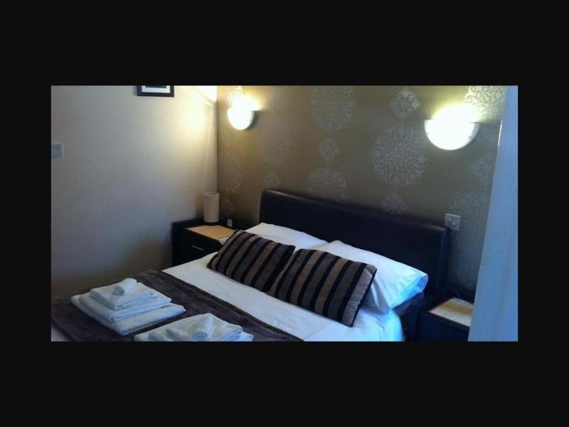 Double Room with Private Bathroom image 3