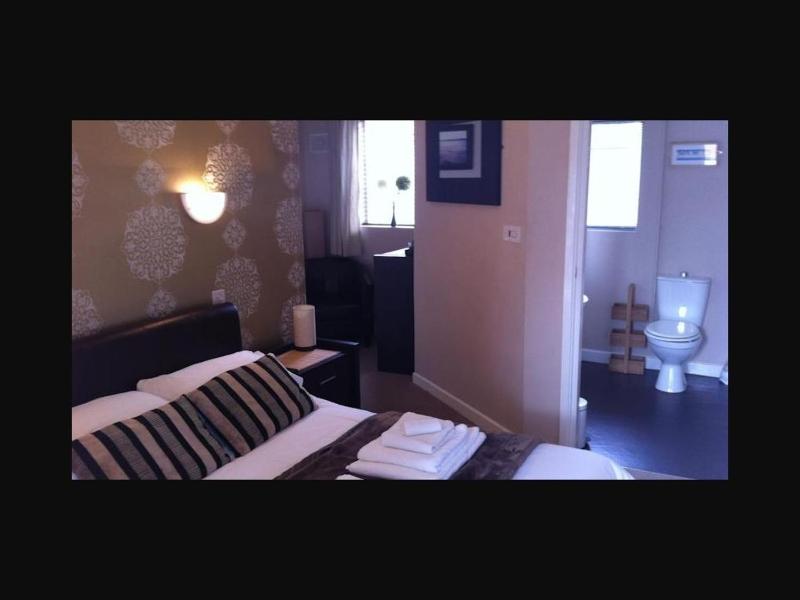 Double Room with Private Bathroom image 4