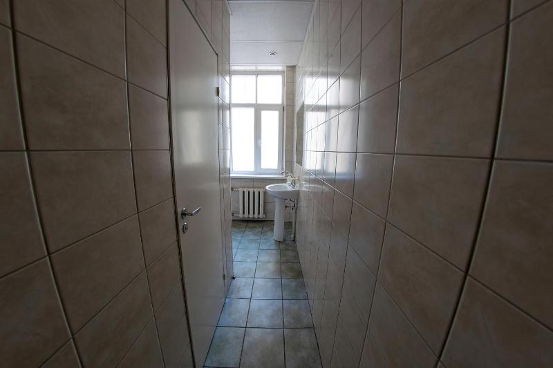 Single Room with Shared Shower and Toilet image 4