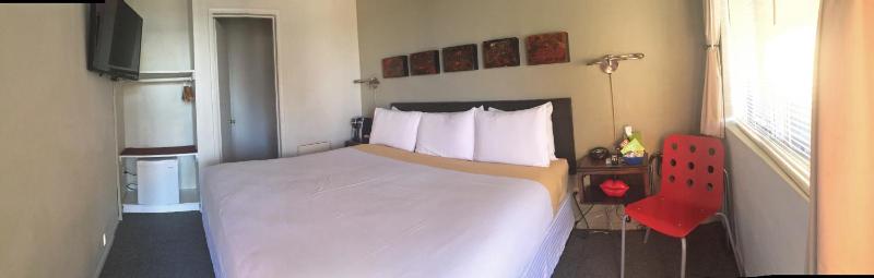 Standard King Room with View - Pet Friendly image 4