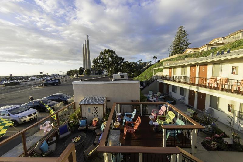 Deluxe Queen Room with Patio View - Pet Friendly image 3