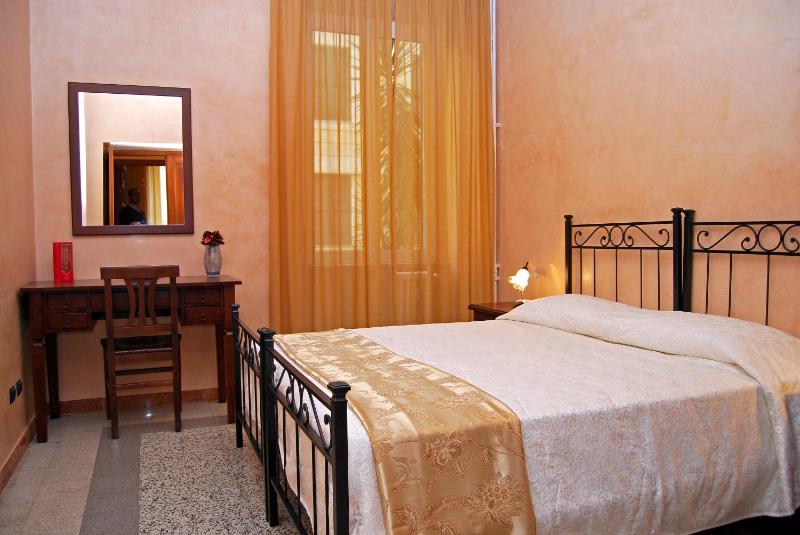 Standard Double Room with Shared Bathroom image 4