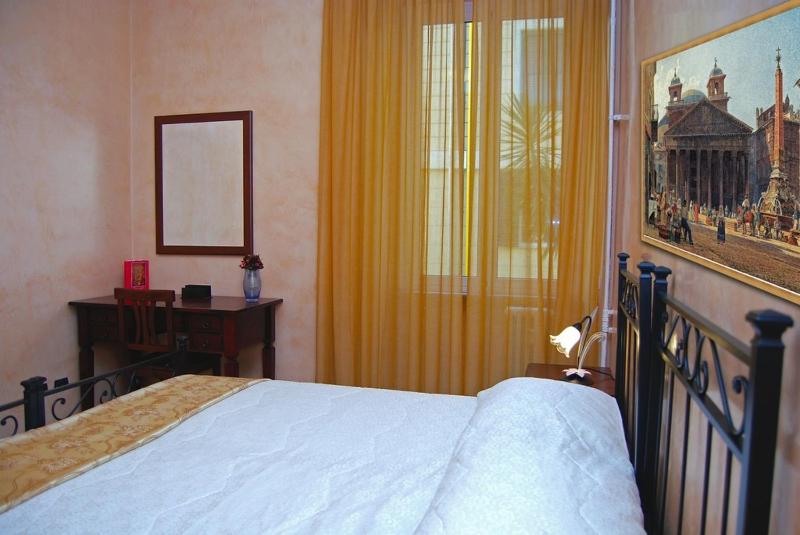 Standard Double Room with Shared Bathroom image 3