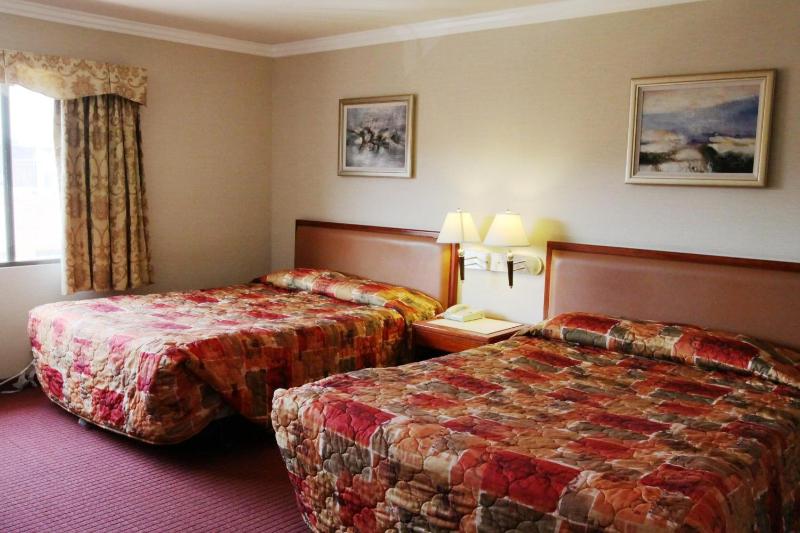 Standard Queen Room with Two Queen Beds image 1