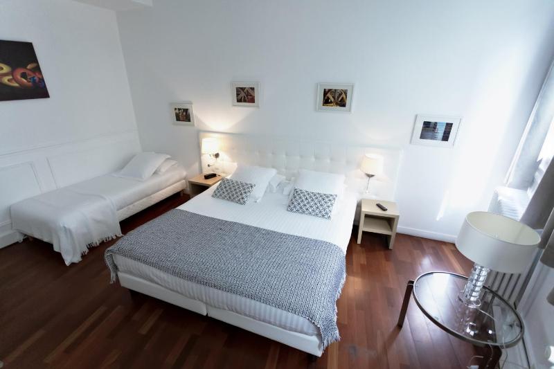 Triple Room with Bath image 4