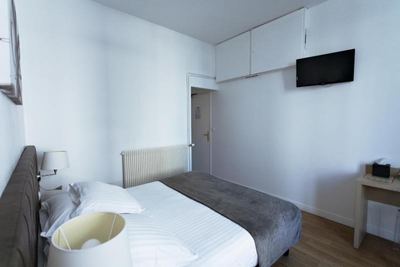 Triple Room with Shower image 3