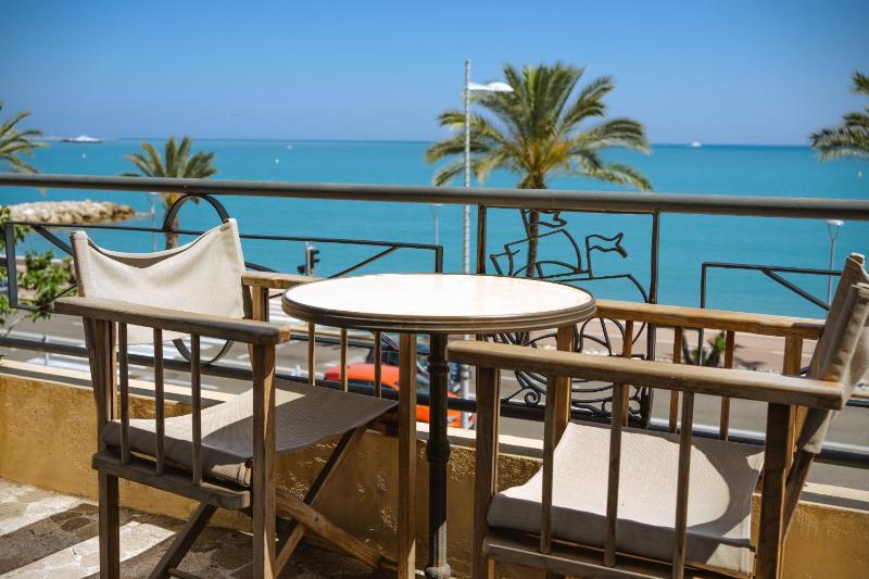 Deluxe Double Room with Balcony and Sea View image 3