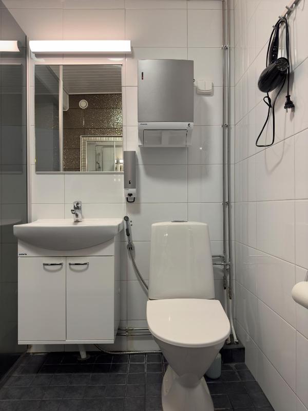 Single Room with Shared Bathroom image 3