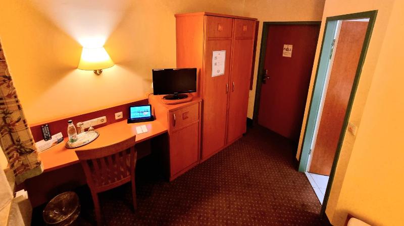 Economy Single Room - latest Check-in 2pm image 3