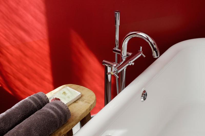 Deluxe Double Room with Bath image 3