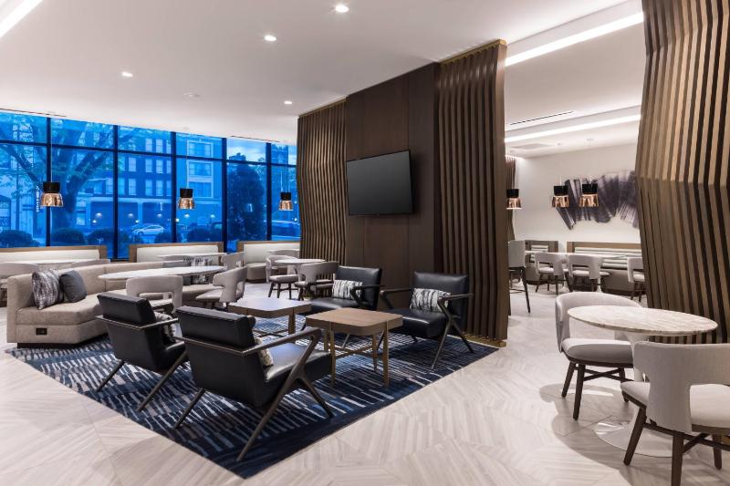 Concierge Room with King or Two Double Beds image 3