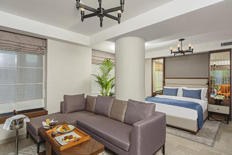 Luxury Corner Room image 4