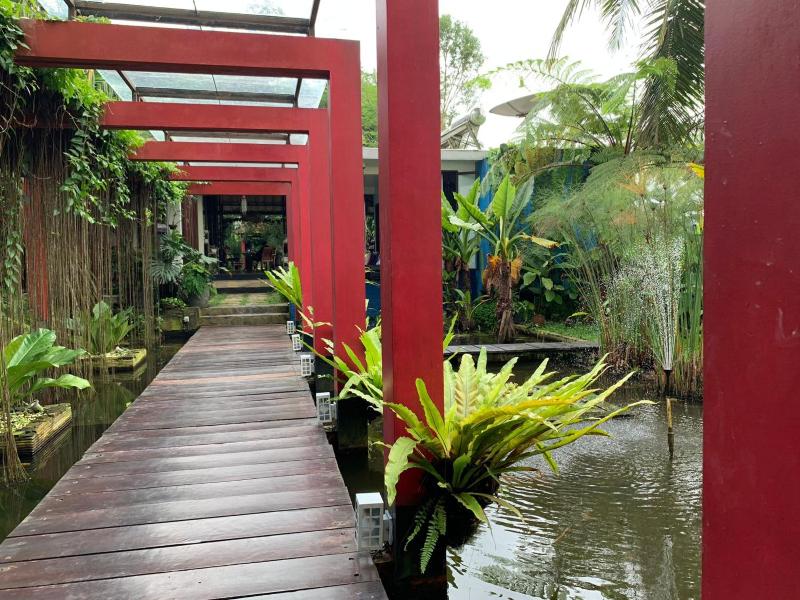 Griya Oma Nining-Large House with Swimming Pool - image 9