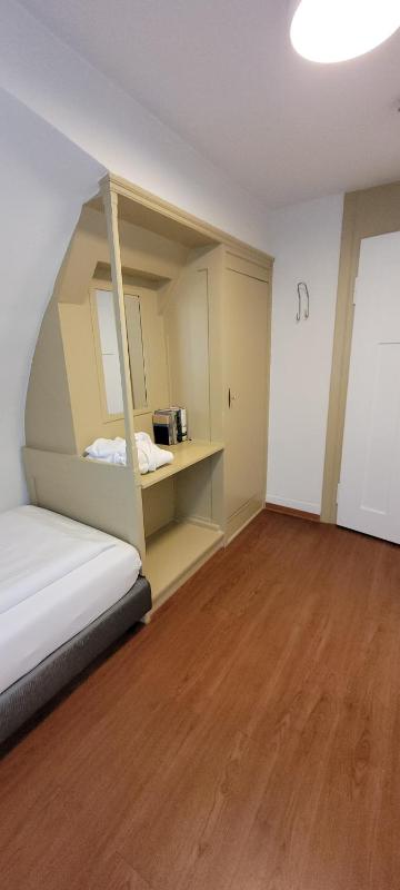 Single Room with Private External Bathroom image 3