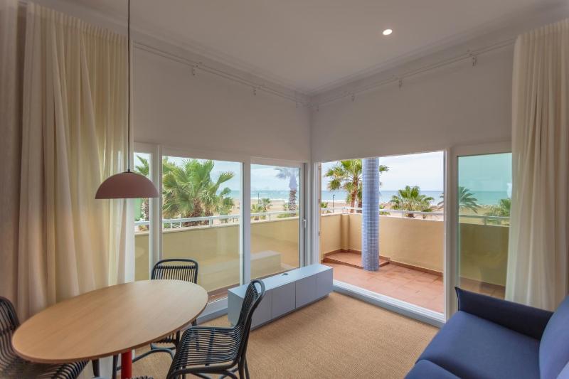 Deluxe Suite with Sea View image 4