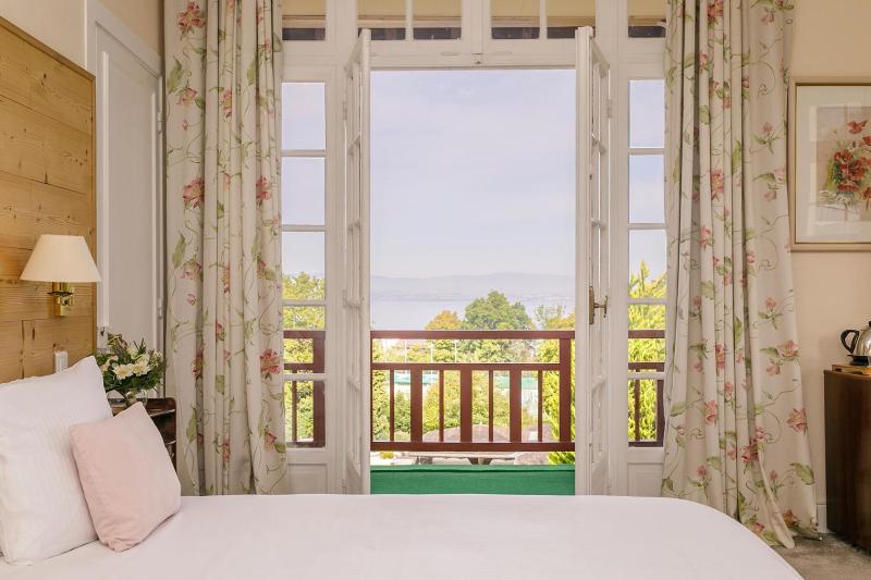 Classic Room - Lake View image 1
