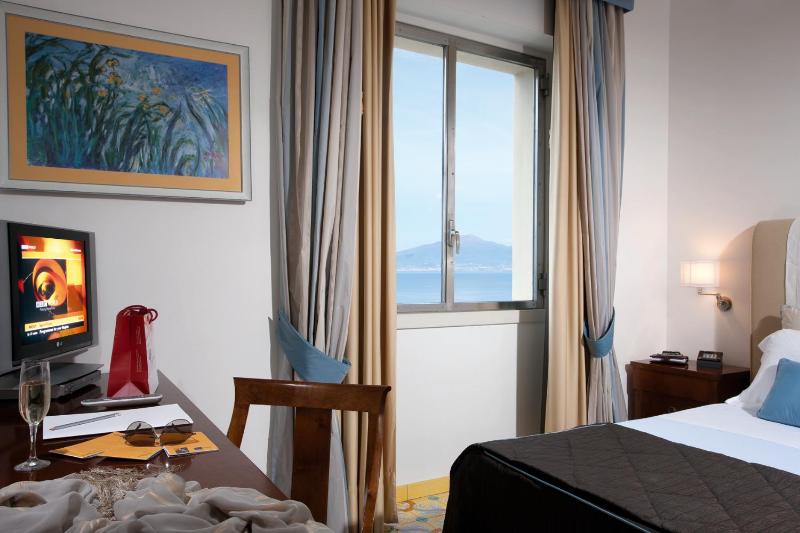 Superior Double Room with Sea View image 3