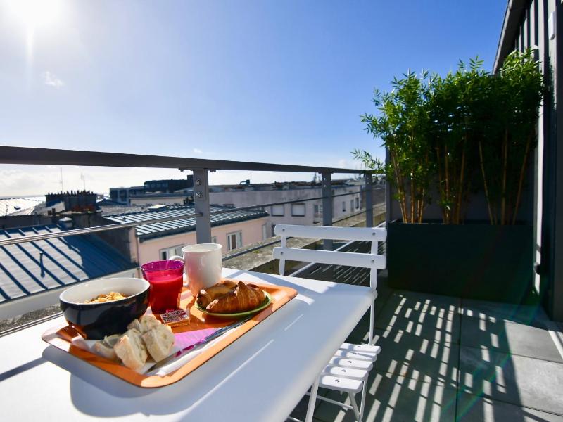 Deluxe Double Room with Balcony image 4