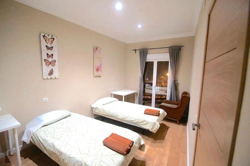 MERIDIANA CLOT 4 bedrooms 2 bathrooms - image 8