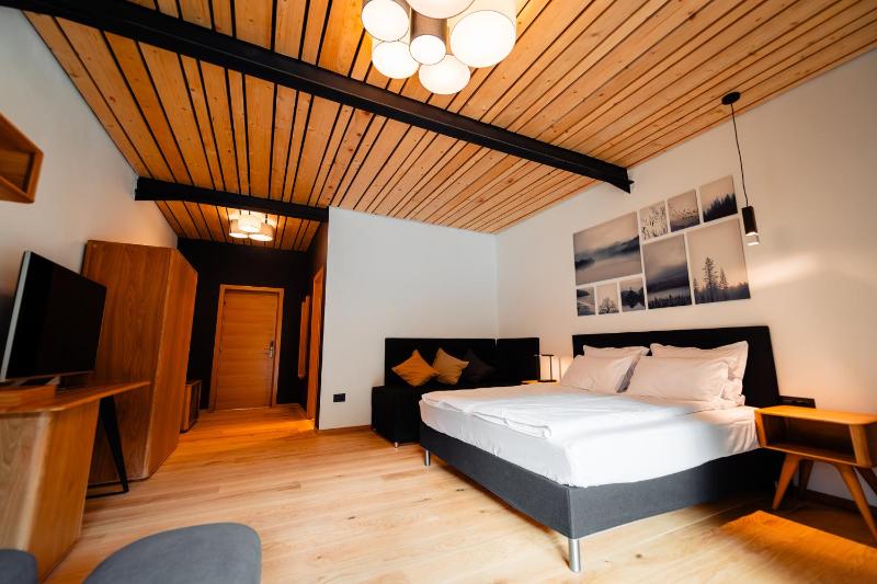 Deluxe Double Room image 3