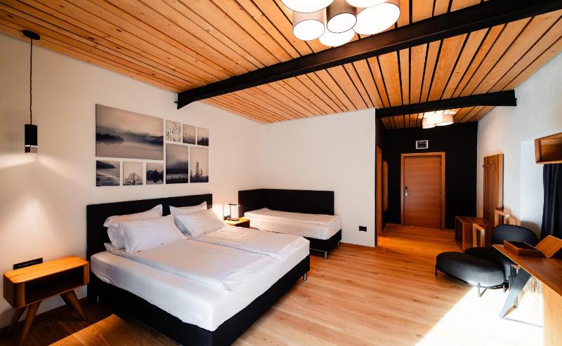 Deluxe Triple Room image 3