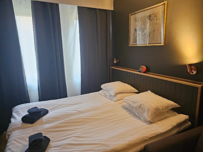 Standard Double Room image 4