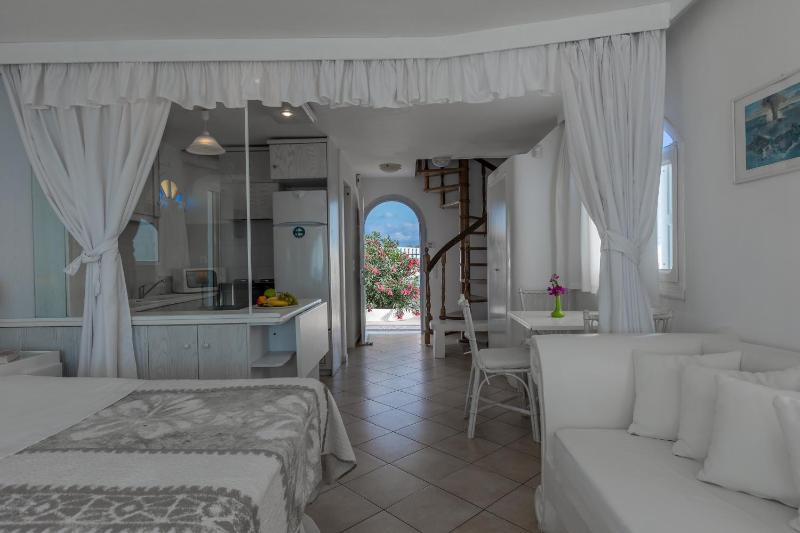 One-Bedroom Villa with Caldera View image 4