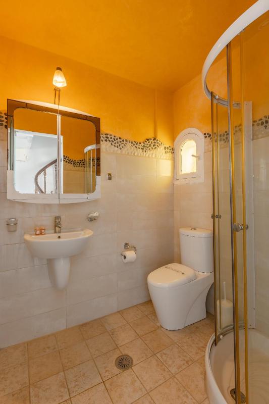 One-Bedroom Villa with Caldera View image 3