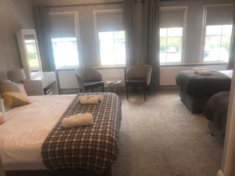 Deluxe Family Room image 3