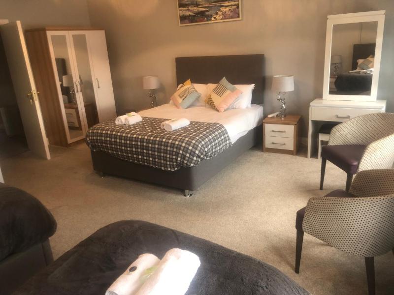 Deluxe Family Room image 4